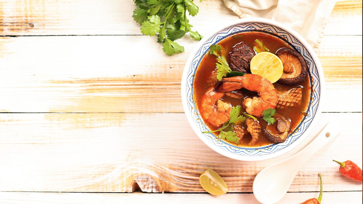 Tom Yum Goong (ต้มยำกุ้ง) – Scharfe Garnelensuppe mit Zitronengras ...